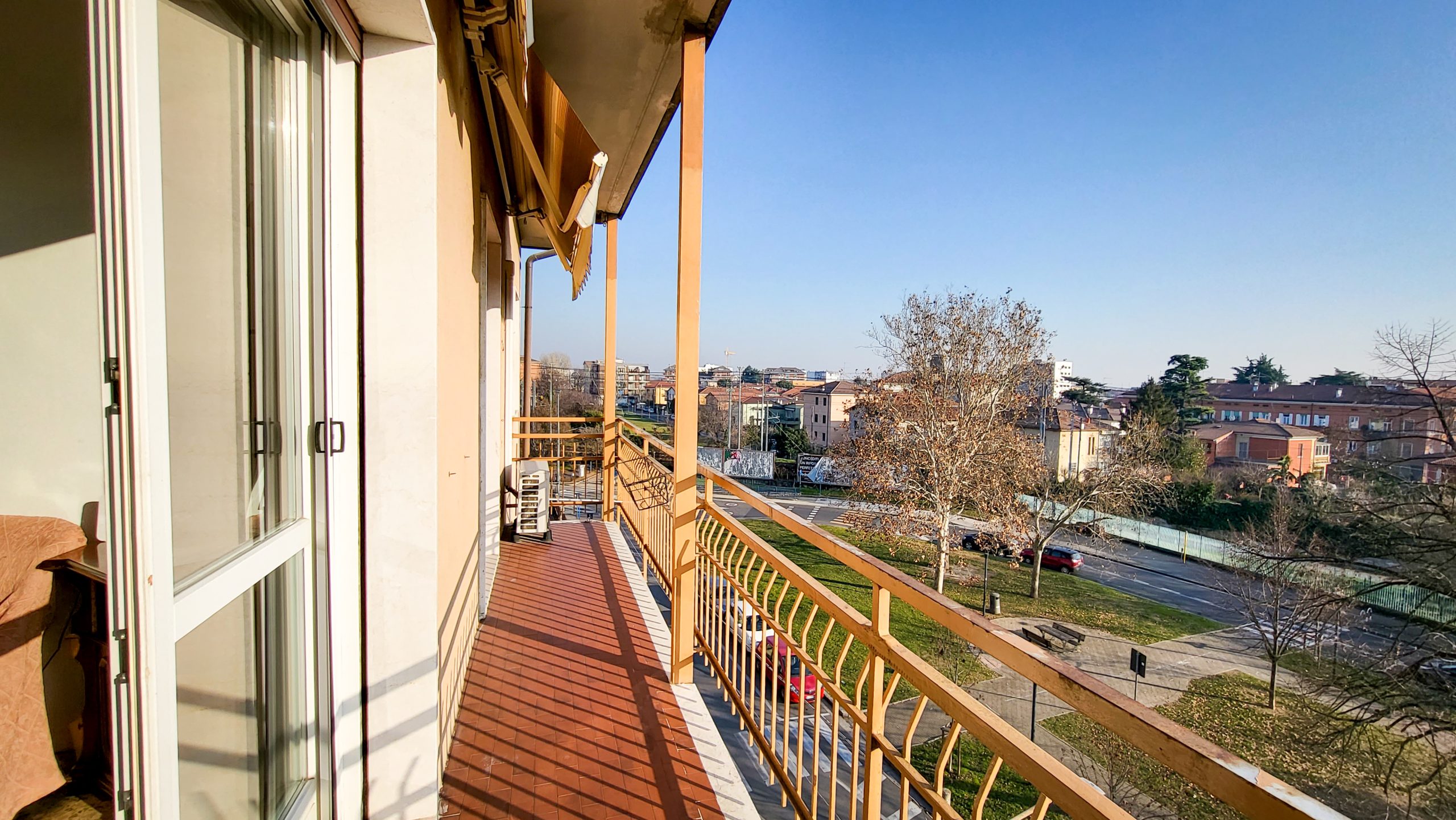 This apartment is located in a quiet residential area and it is close to supermarkets and other services (newsagent, pharmacies, post office, restaurants). It is just a few minutes walk from different bus stops and a few minutes walk from Volta metro station. The flat is 110 m2 composed by 3 shared bedrooms, 1 kitchen, 1 bathroom and a big dining/living room area with a balcony. Free WiFi connection.