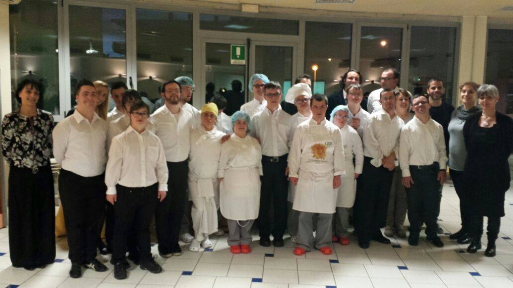 foto di gruppo camerierei con sindrome di down