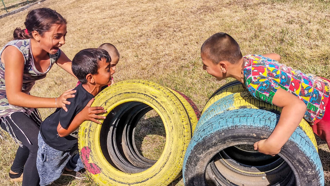 bambini giocano con copertoni colorati